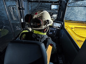 Yükleyiciler ve kamyonlar