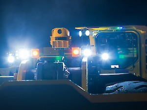 Yükleyiciler ve kamyonlar